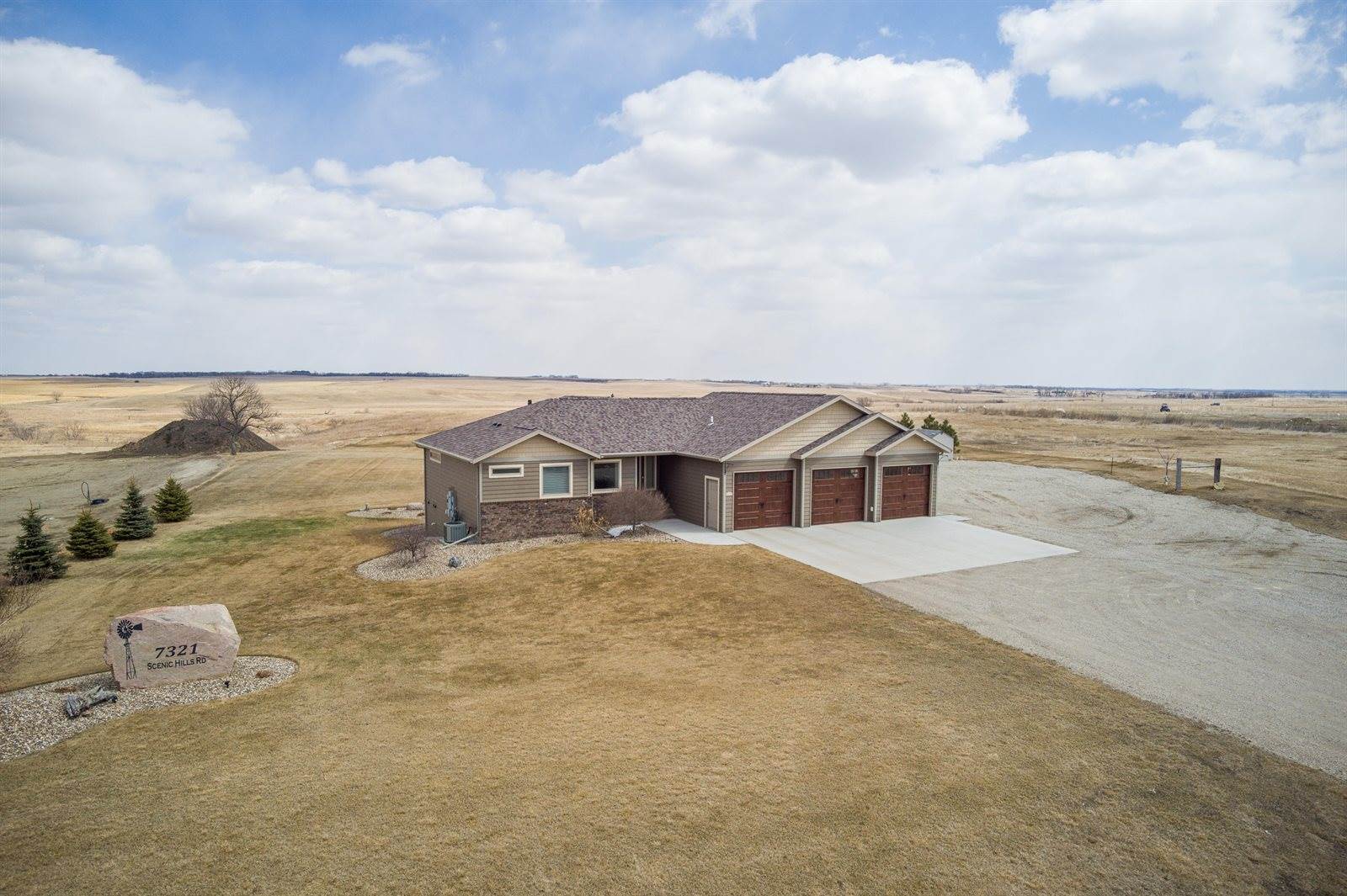 7321 Scenic Hills Road, Bismarck, ND 58503