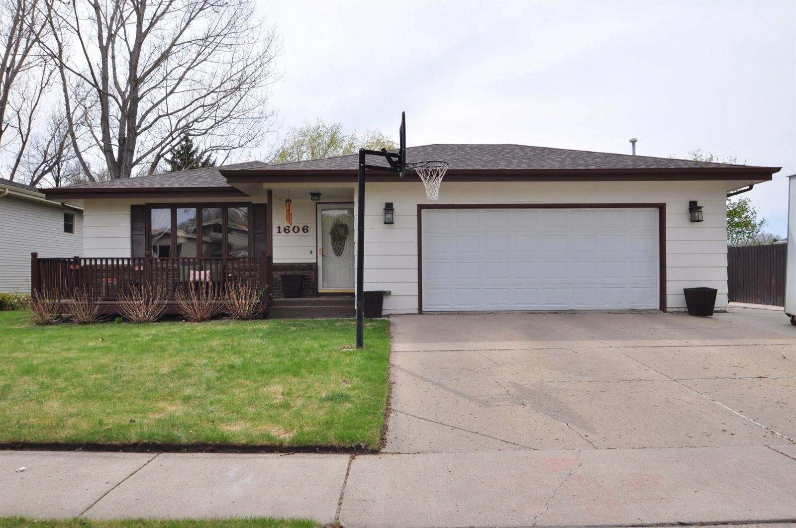 1606 Omaha Drive, Bismarck, ND 58504