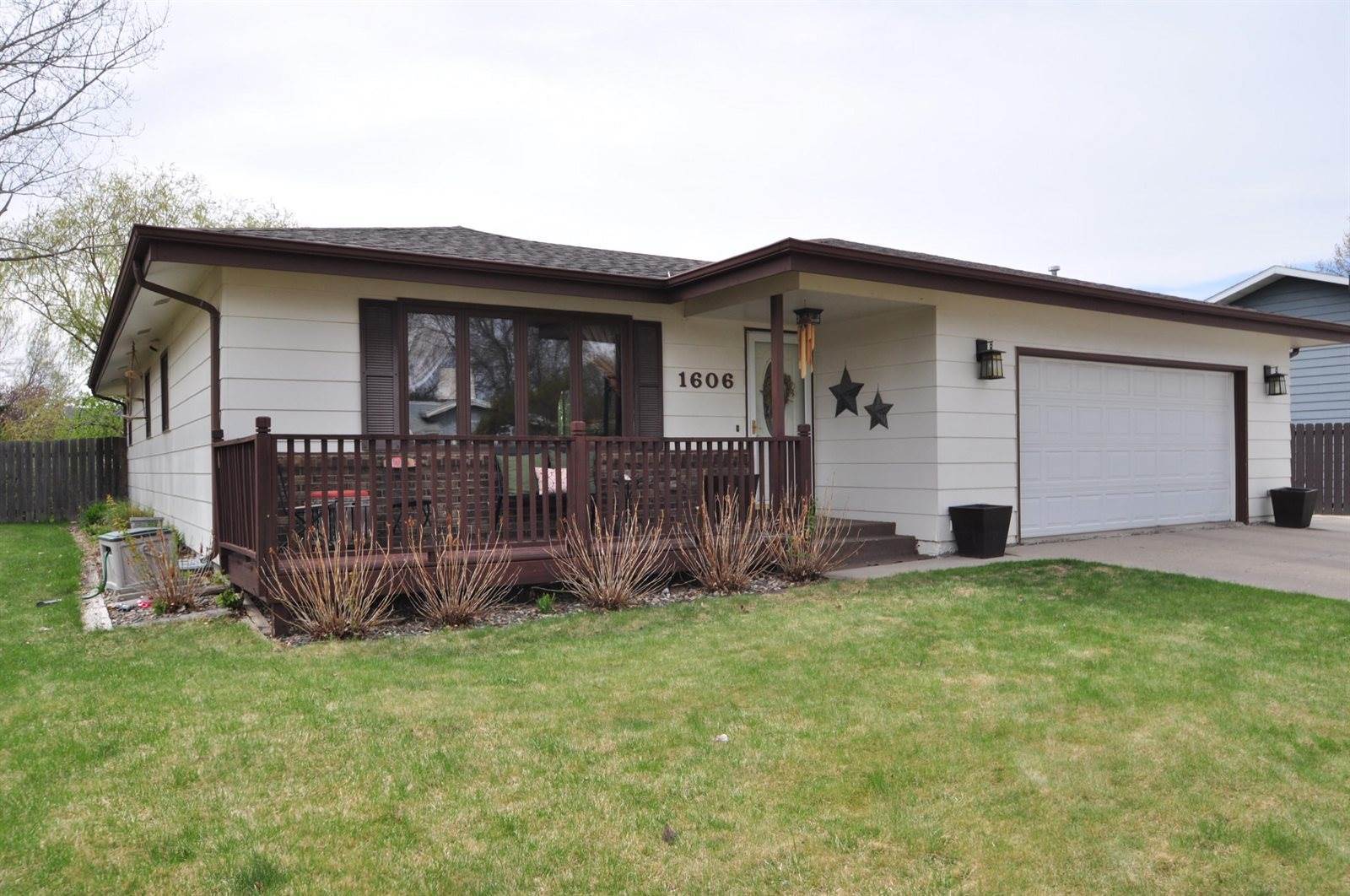 1606 Omaha Drive, Bismarck, ND 58504