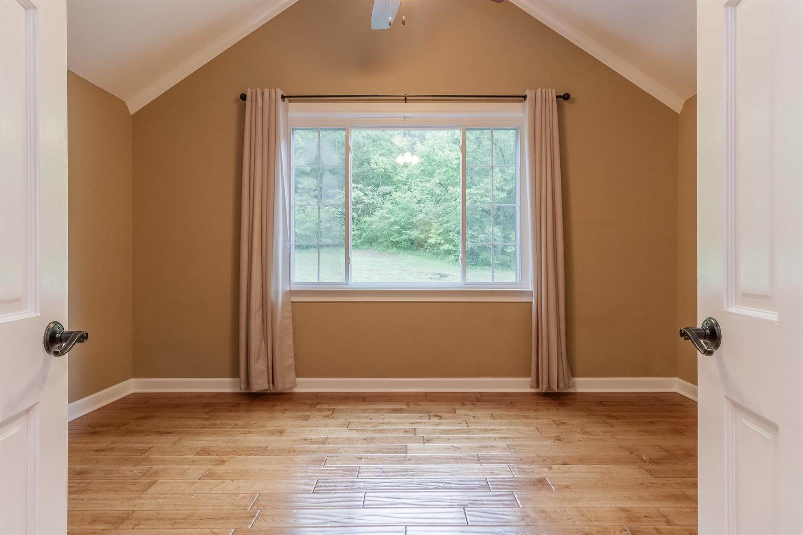 147 Meadowview Dr, Rossville, GA 30741