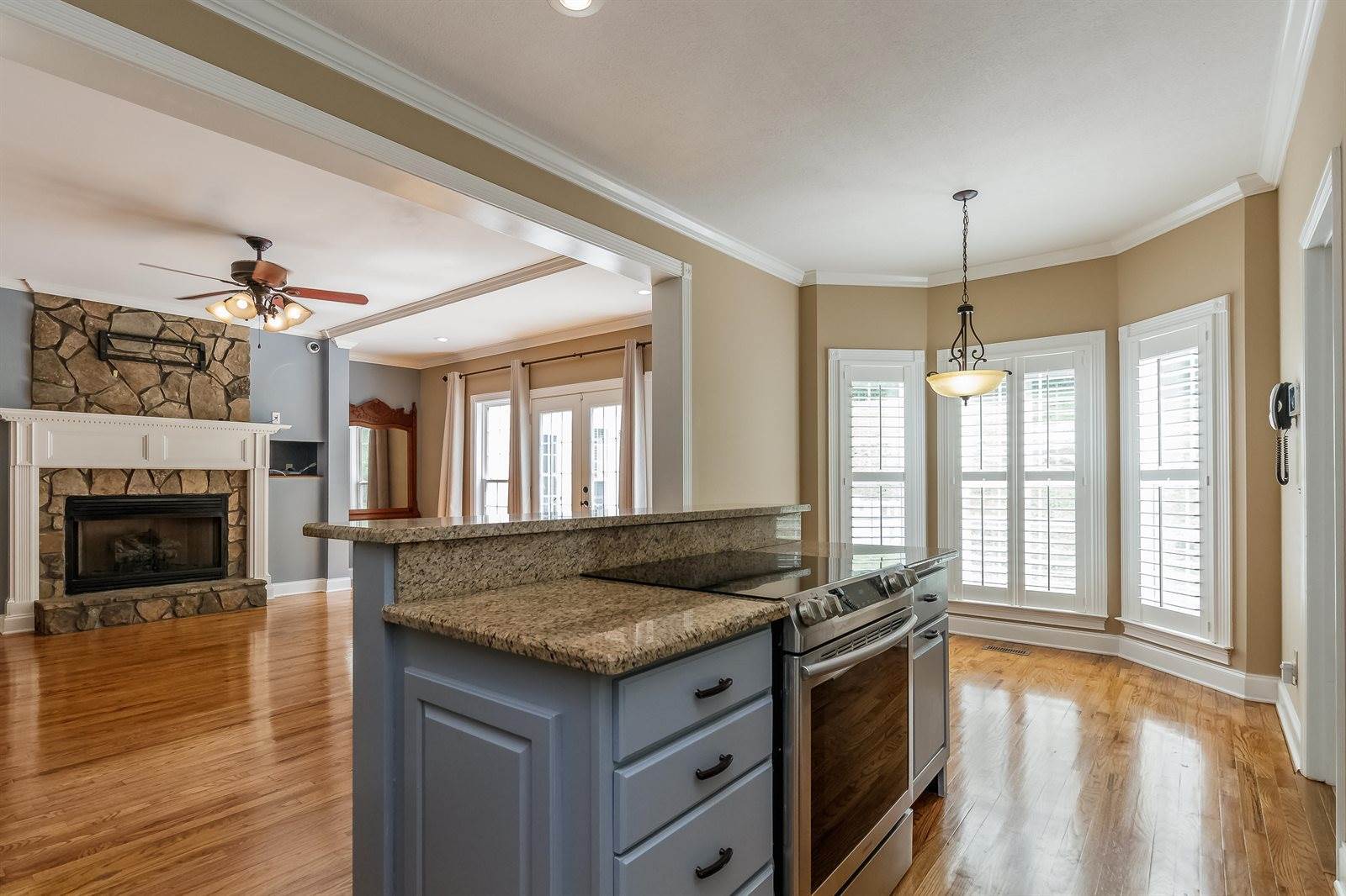 147 Meadowview Dr, Rossville, GA 30741