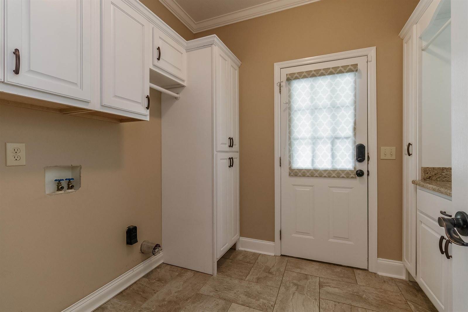 147 Meadowview Dr, Rossville, GA 30741