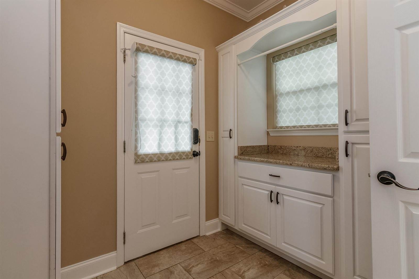 147 Meadowview Dr, Rossville, GA 30741