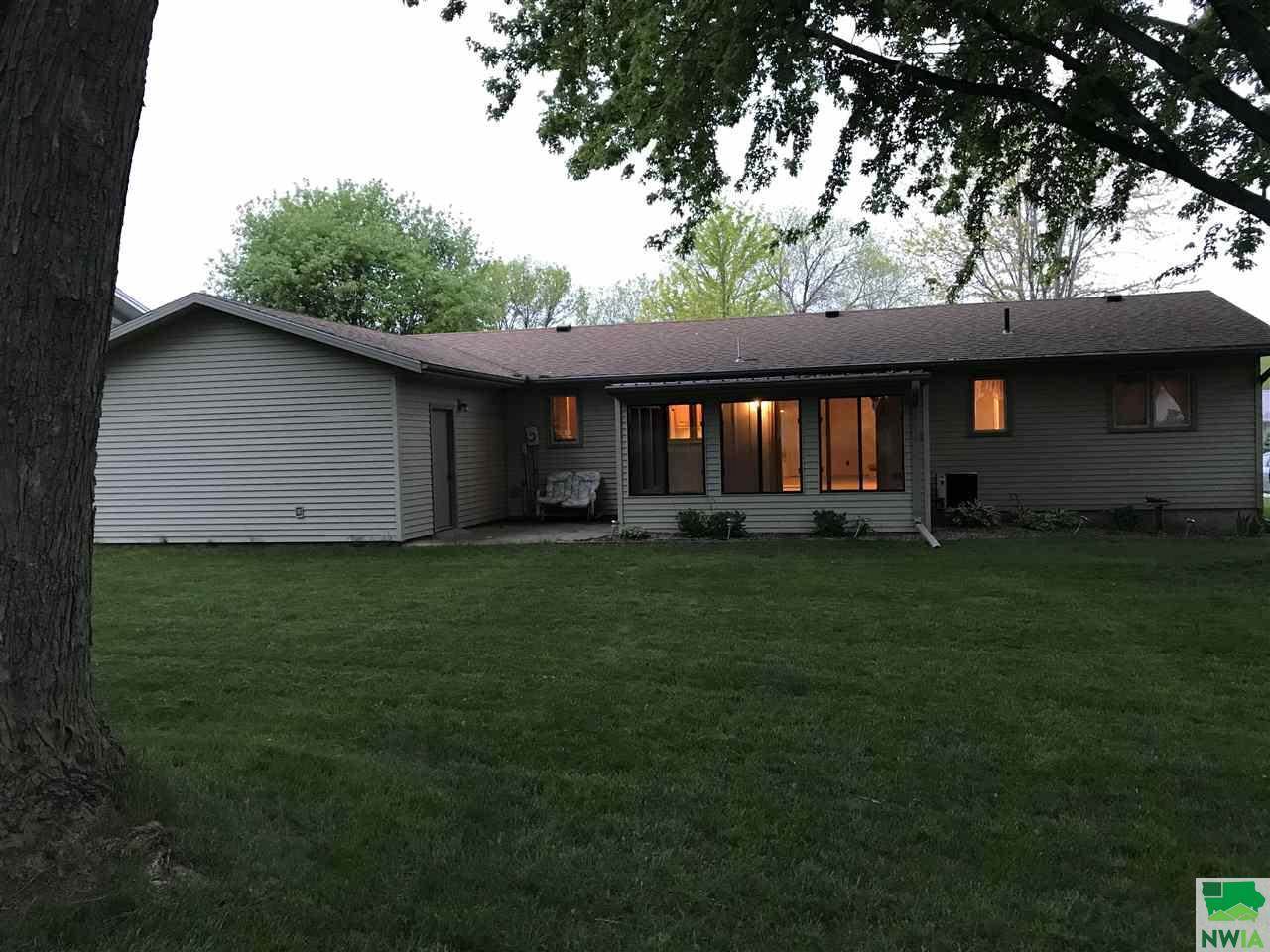 810 Country Club Dr., Akron, IA 51001