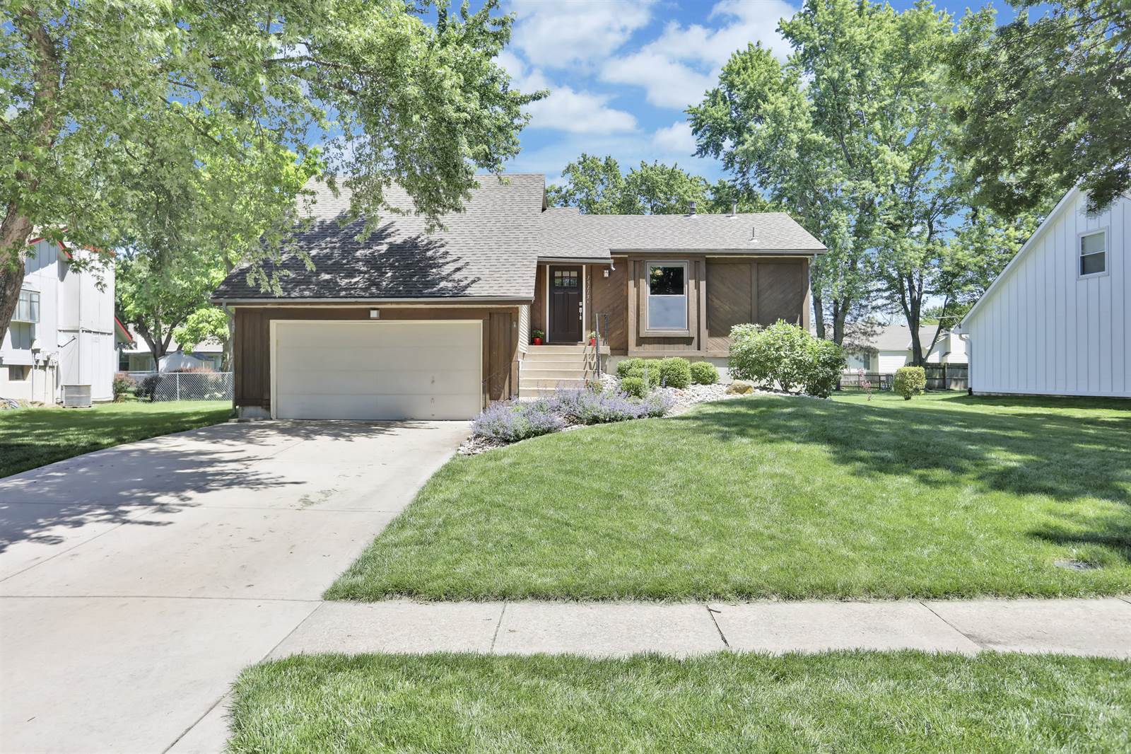 15113 S Blackfoot Drive, Olathe, KS 66062