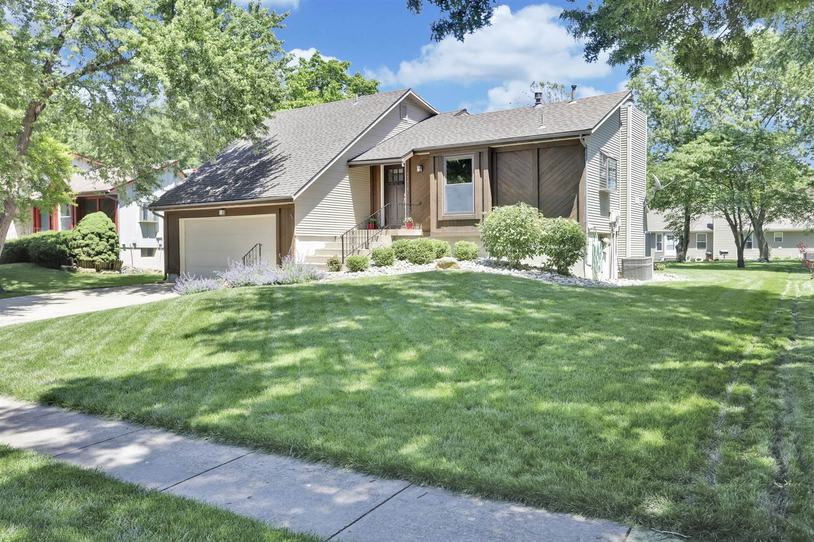 15113 S Blackfoot Drive, Olathe, KS 66062