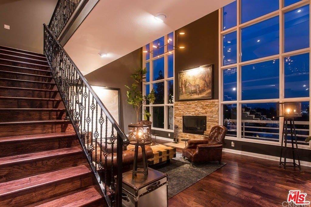 21565 Arcos Drive, Woodland Hills, CA 91364