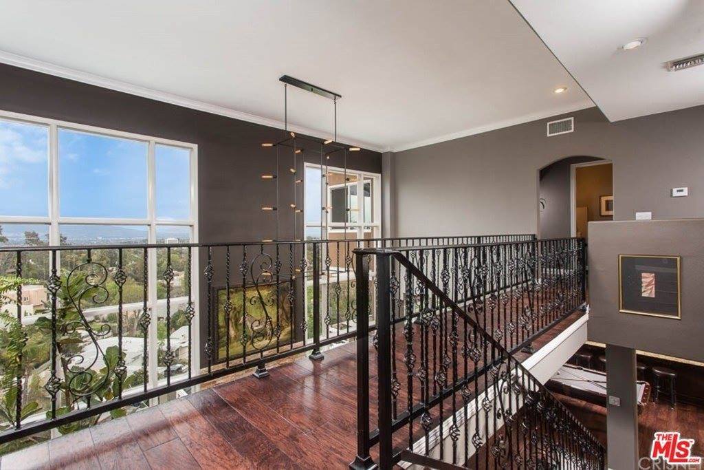 21565 Arcos Drive, Woodland Hills, CA 91364