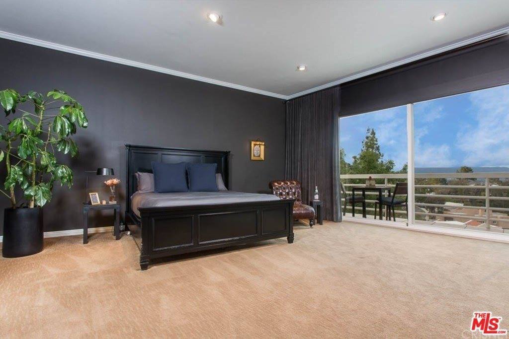 21565 Arcos Drive, Woodland Hills, CA 91364