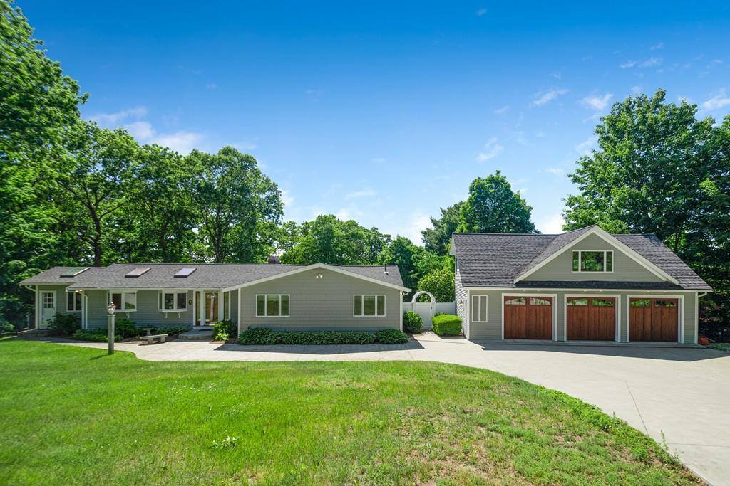 9 Jaybarry Ln, Norwood, MA 02062