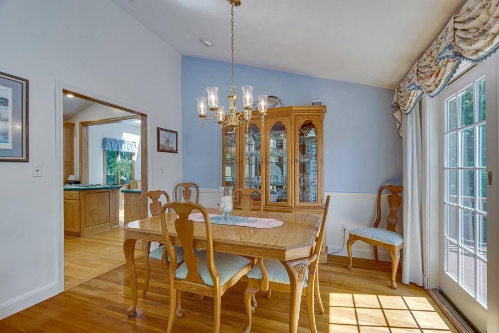 9 Jaybarry Ln, Norwood, MA 02062