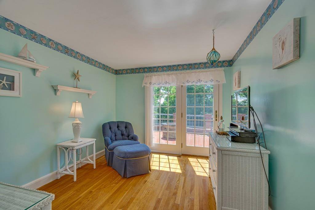 9 Jaybarry Ln, Norwood, MA 02062