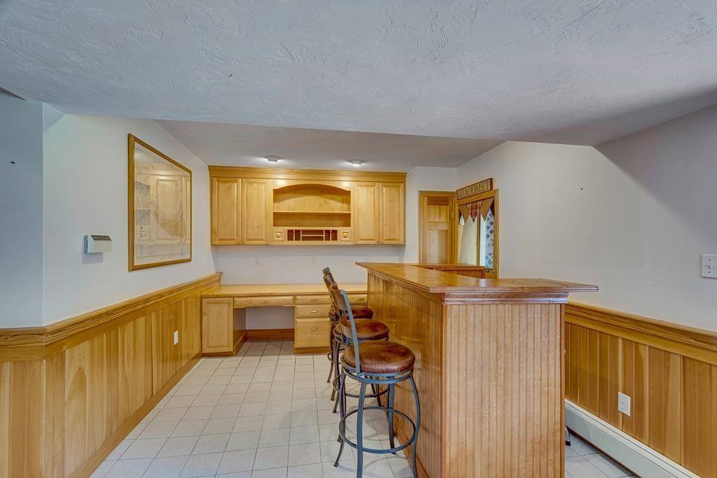 9 Jaybarry Ln, Norwood, MA 02062