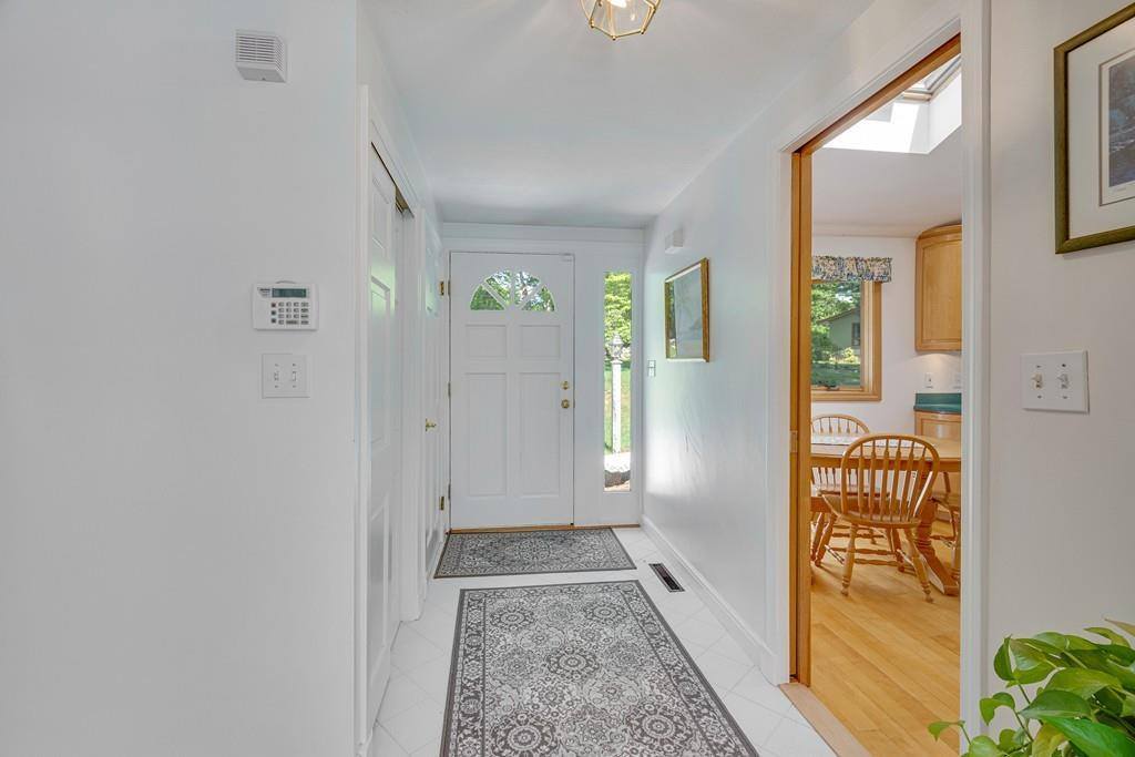 9 Jaybarry Ln, Norwood, MA 02062