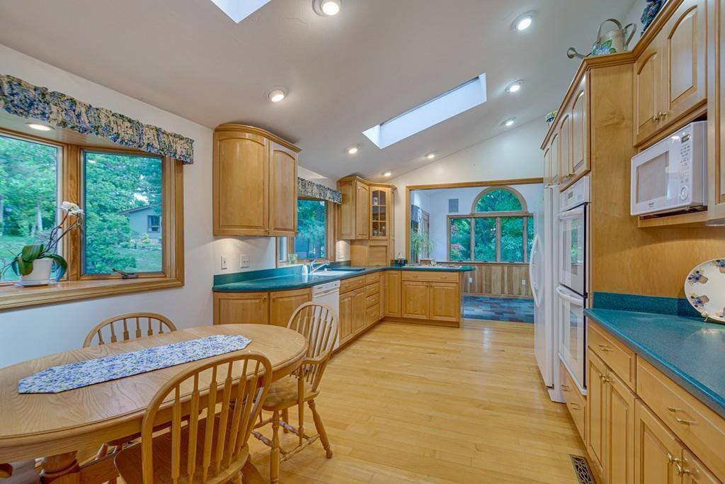 9 Jaybarry Ln, Norwood, MA 02062