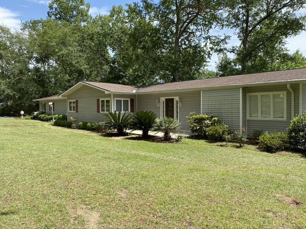 37 Country Club Dr, Hawkinsville, GA 31036