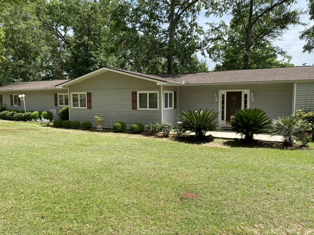 37 Country Club Dr, Hawkinsville, GA 31036