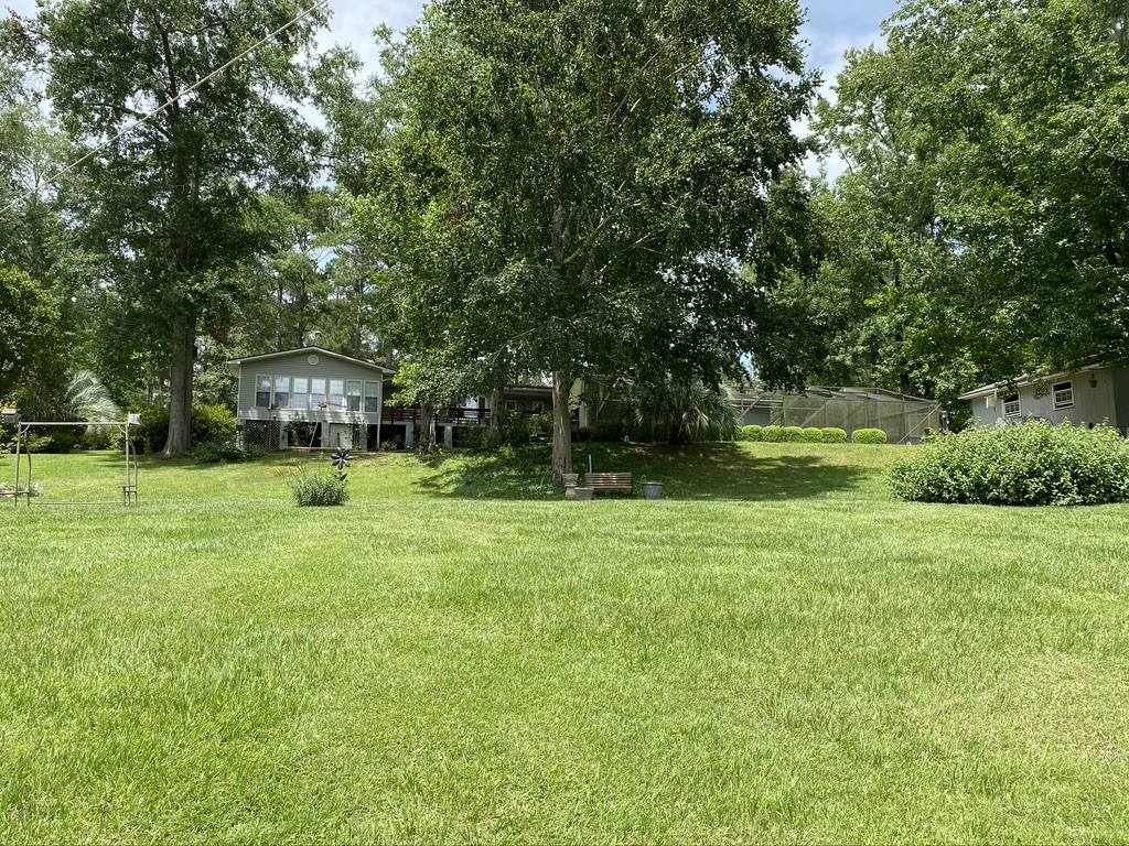 37 Country Club Dr, Hawkinsville, GA 31036