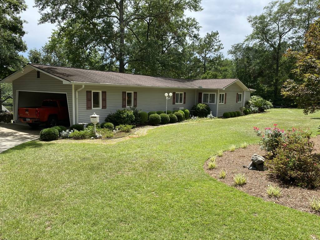 37 Country Club Dr, Hawkinsville, GA 31036