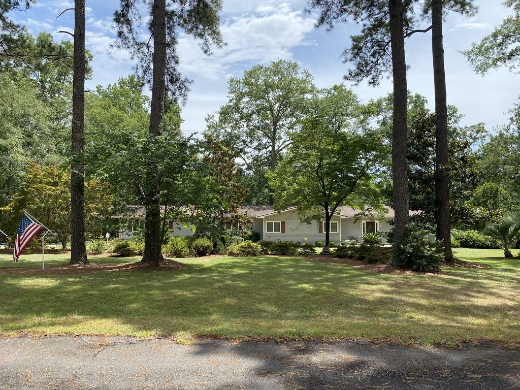 37 Country Club Dr, Hawkinsville, GA 31036