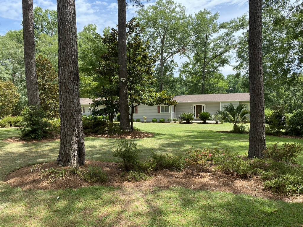 37 Country Club Dr, Hawkinsville, GA 31036