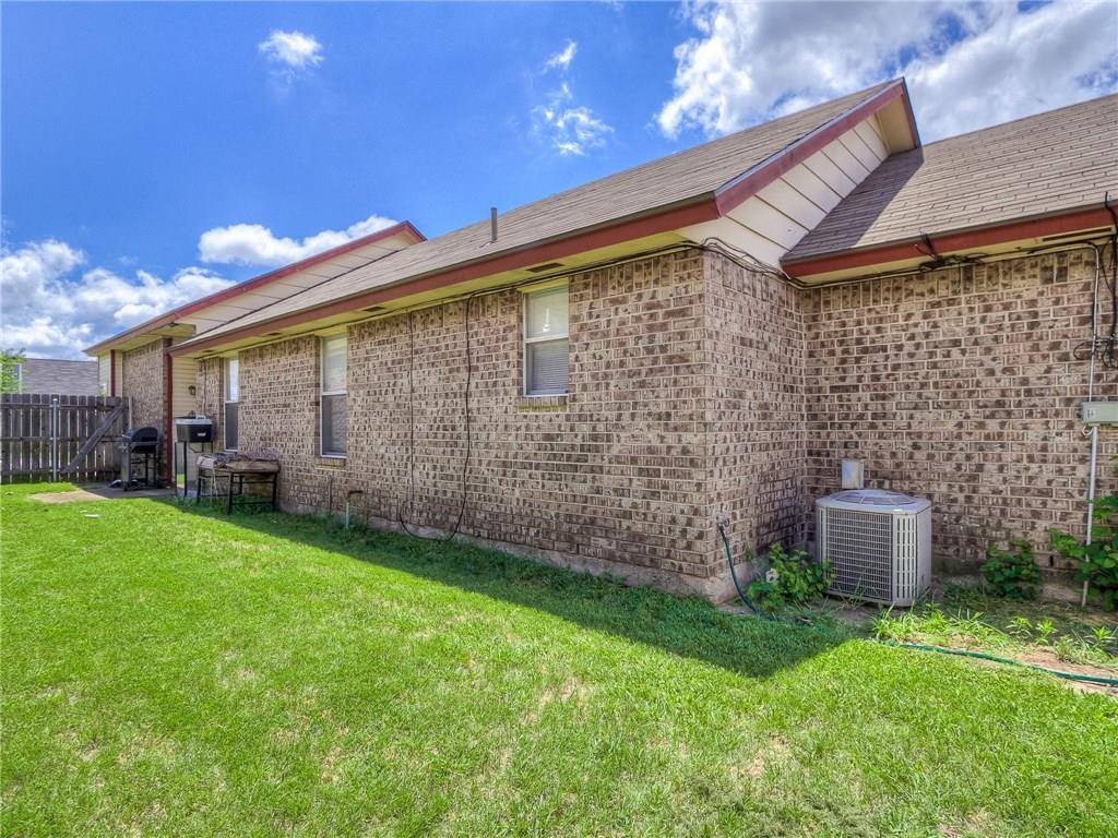 2111 None Lonnie Ln, Moore, OK 73170