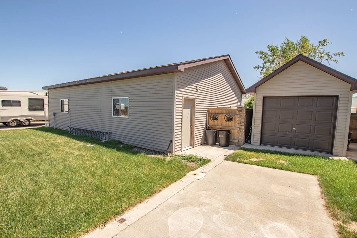 1106 Knoll St, Williston, ND 58801