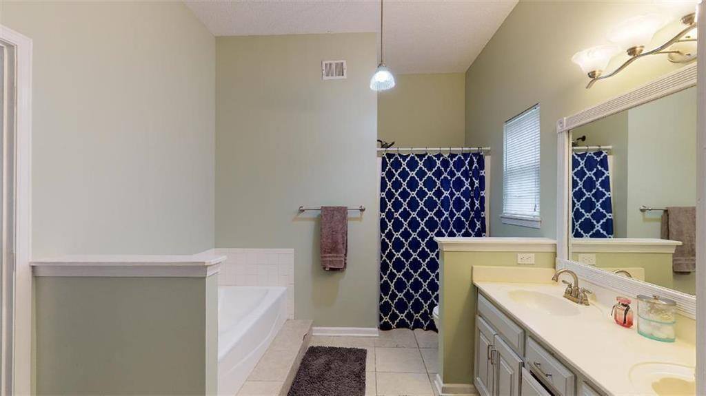 1138 East Sheridan Bridge Lane, Olathe, KS 66062