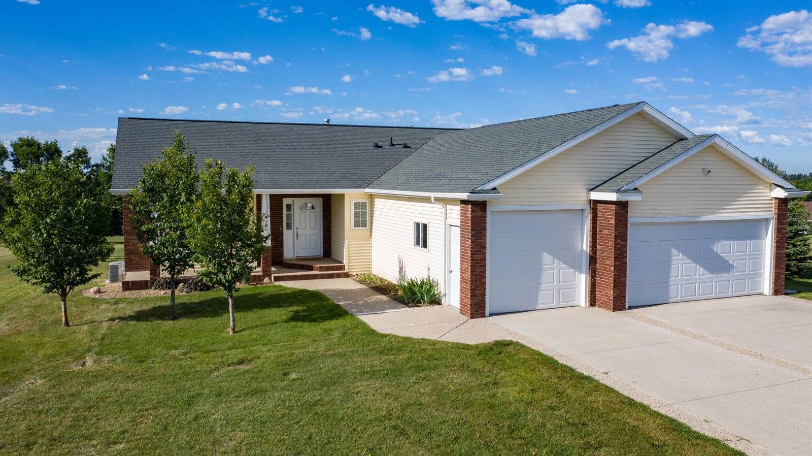 7301 Keepsake Lane, Bismarck, ND 58501