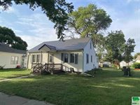 131 Iowa St., Akron, IA 51001