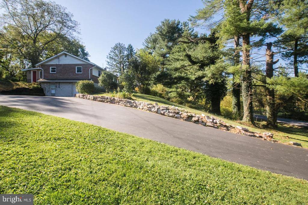 421 Oleyline Road, Douglassville, PA 19518