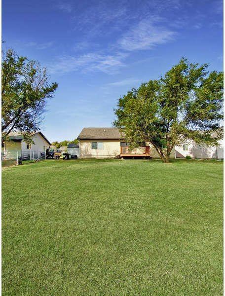 2622 Bradford Ct, Williston, ND 58801