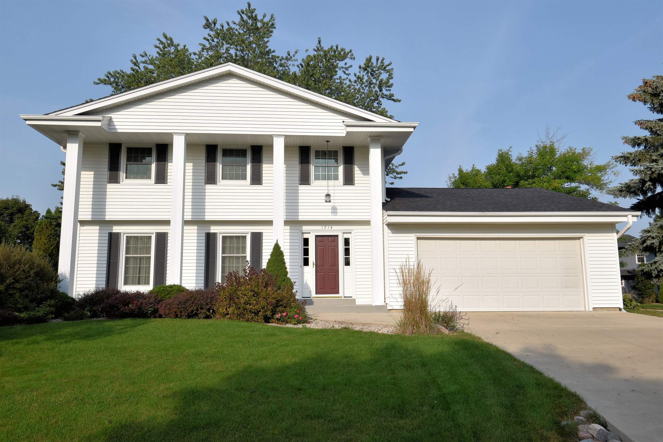 1714 Red Coat Dr, Mount Pleasant, WI 53406