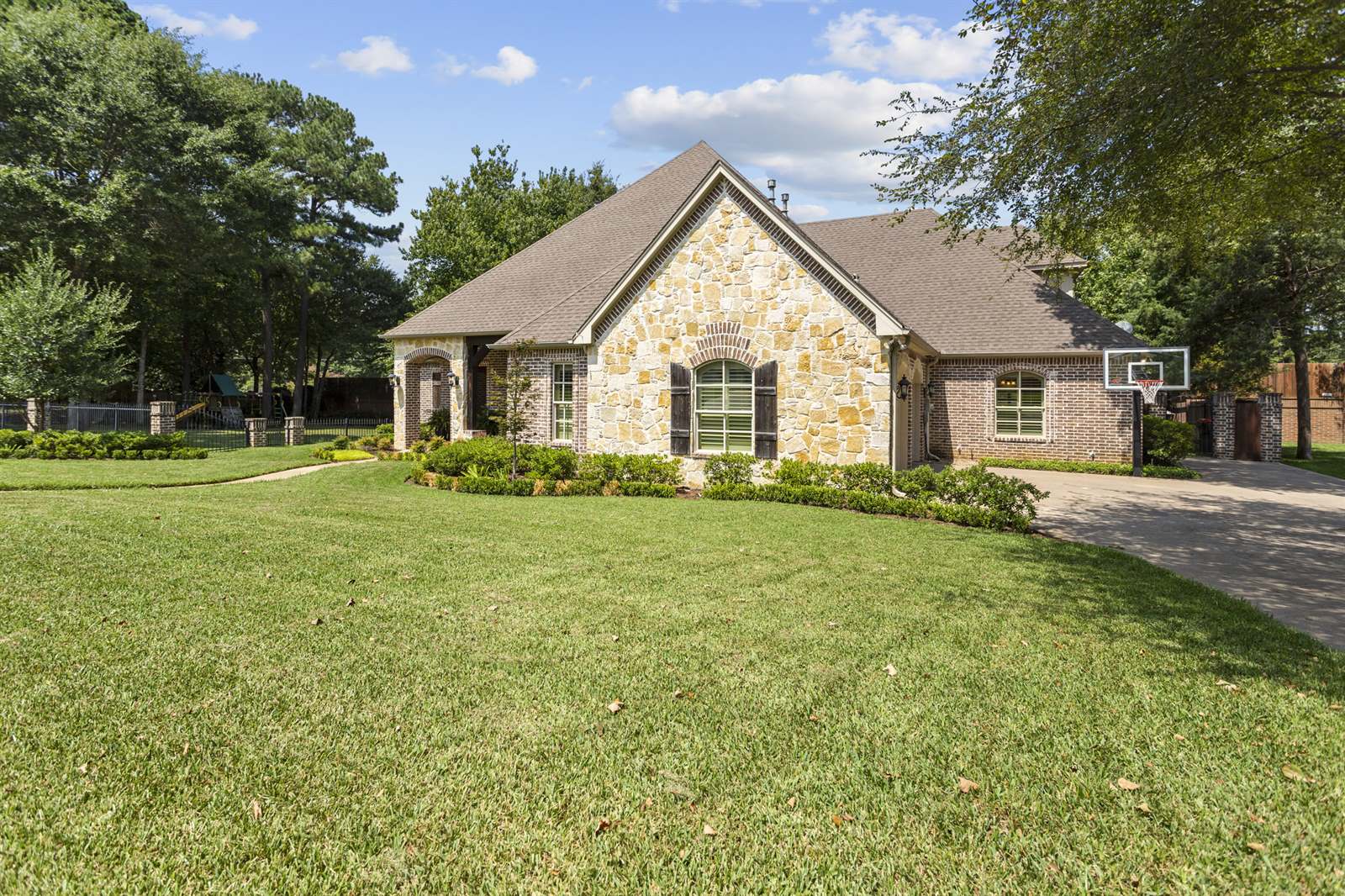 5216 Glen Abby Lane, Tyler, TX 75703