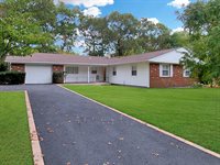 30 Whitfield Ln, Coram, NY 11727