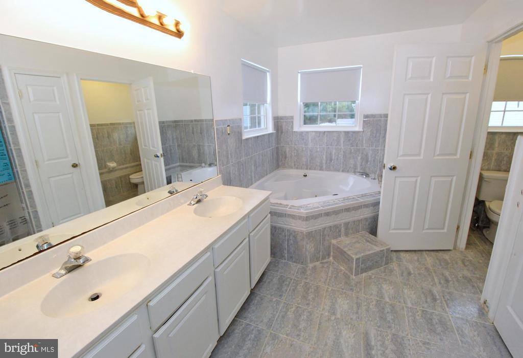 141 Betsy Ross Way, Deptford, NJ 08096