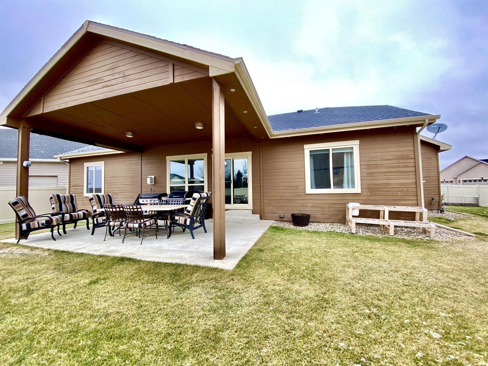 1521 Creekside Dr, Williston, ND 58801