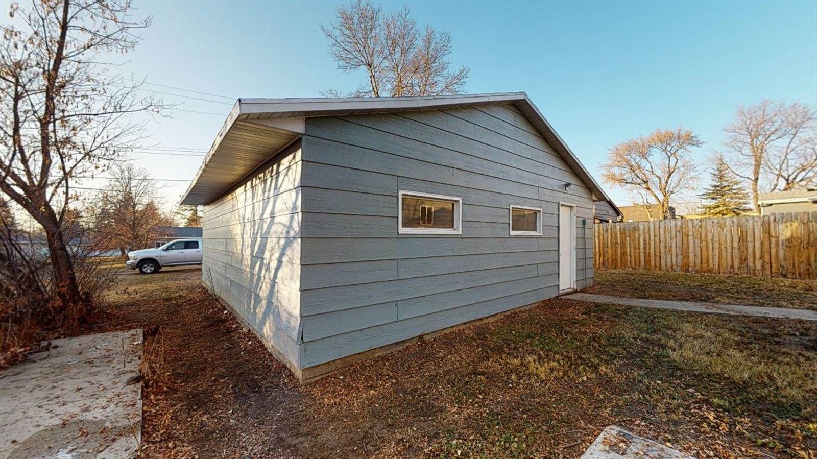 114 Butte Avenue North, Center, ND 58530