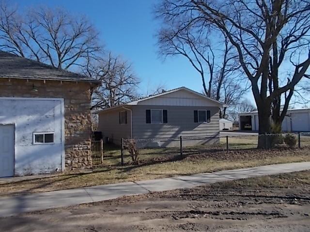 101 E 10th Ave, Auburn, KS 66402