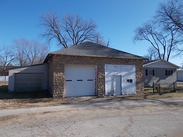 101 E 10th Ave, Auburn, KS 66402