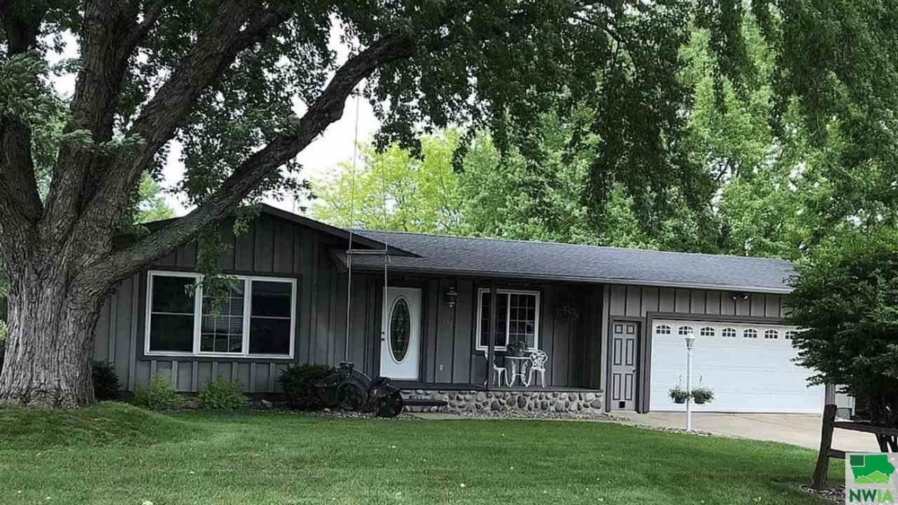 851 Country Club Dr., Akron, IA 51001