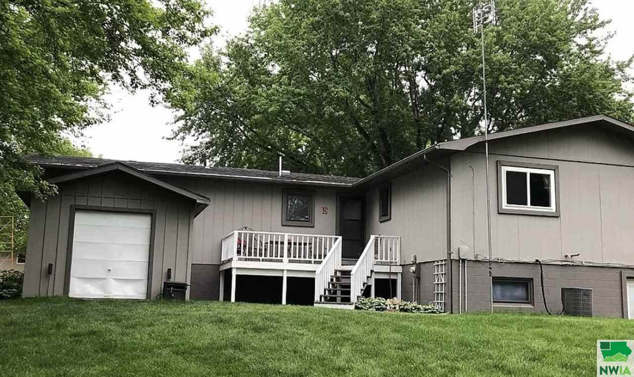 851 Country Club Dr., Akron, IA 51001