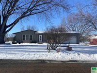 851 Country Club Dr., Akron, IA 51001