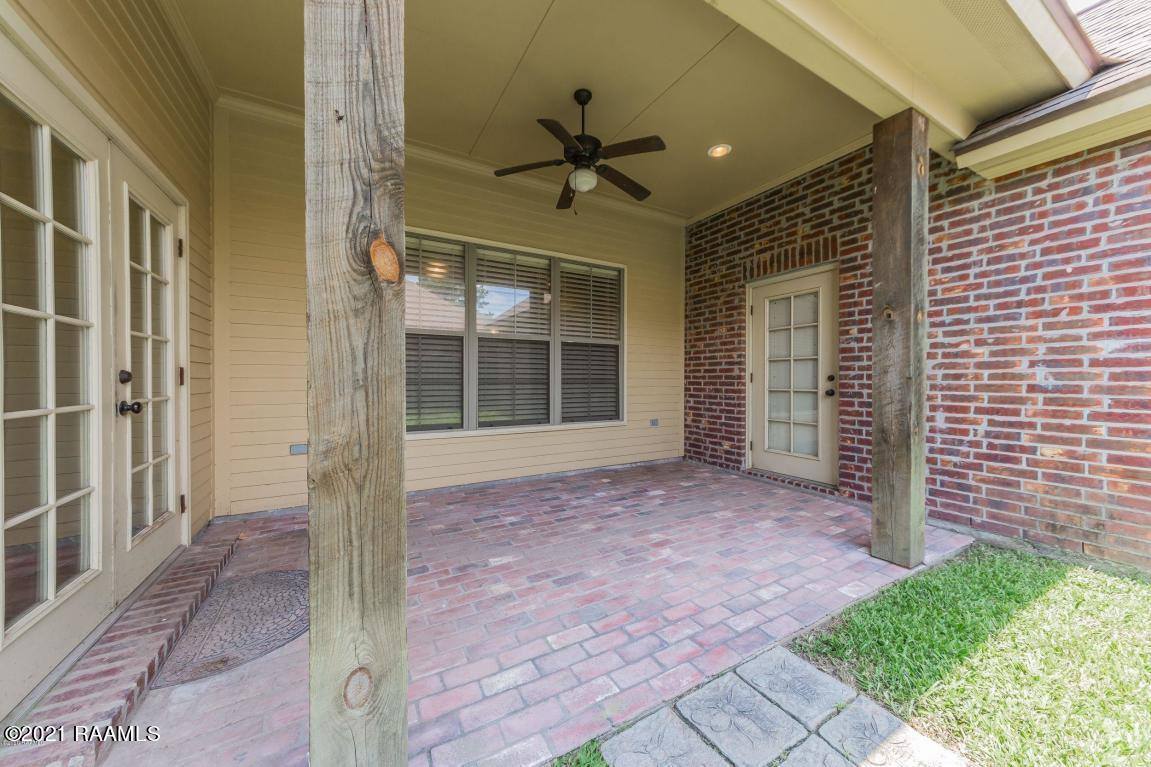 27 Oakthorn Court, Youngsville, LA 70592