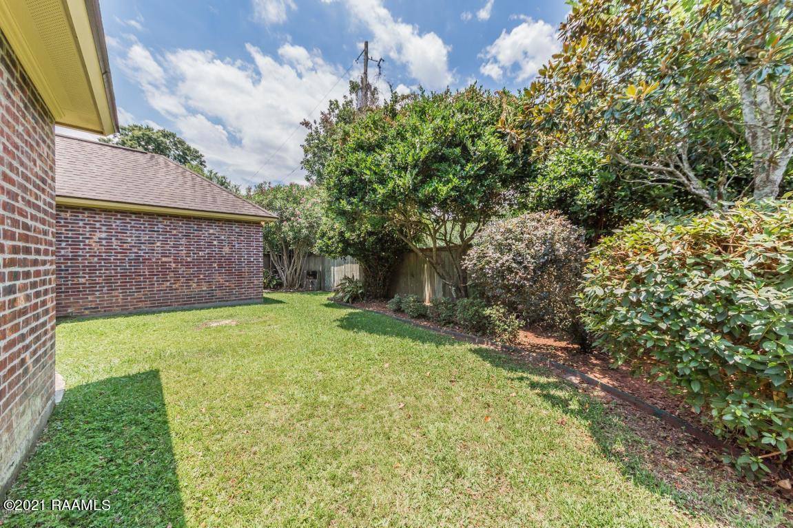 27 Oakthorn Court, Youngsville, LA 70592