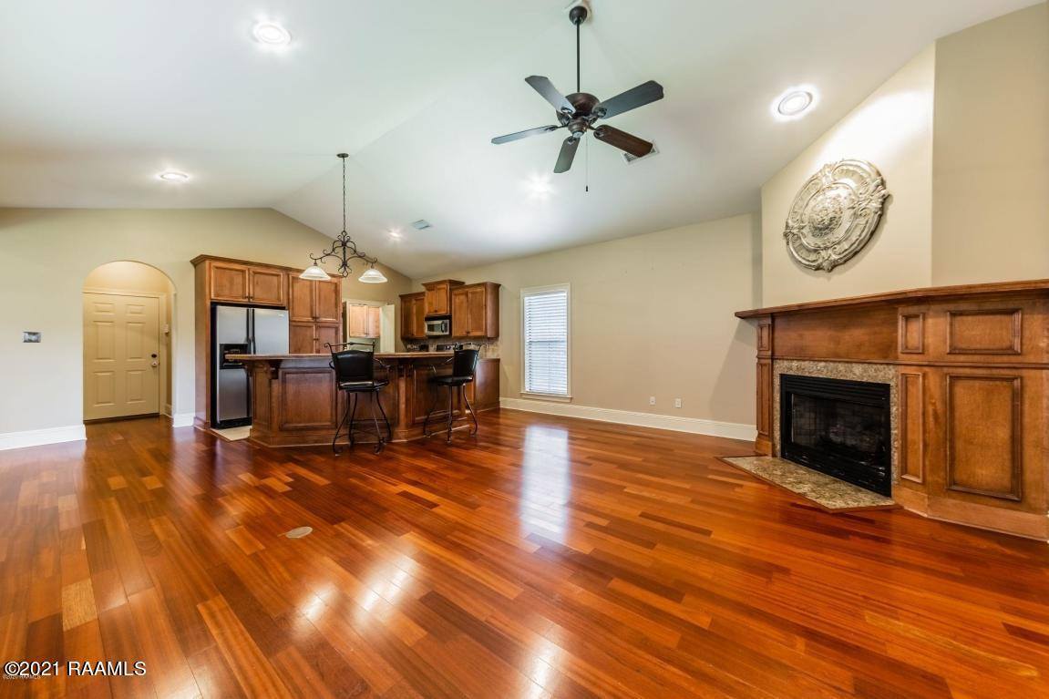 27 Oakthorn Court, Youngsville, LA 70592