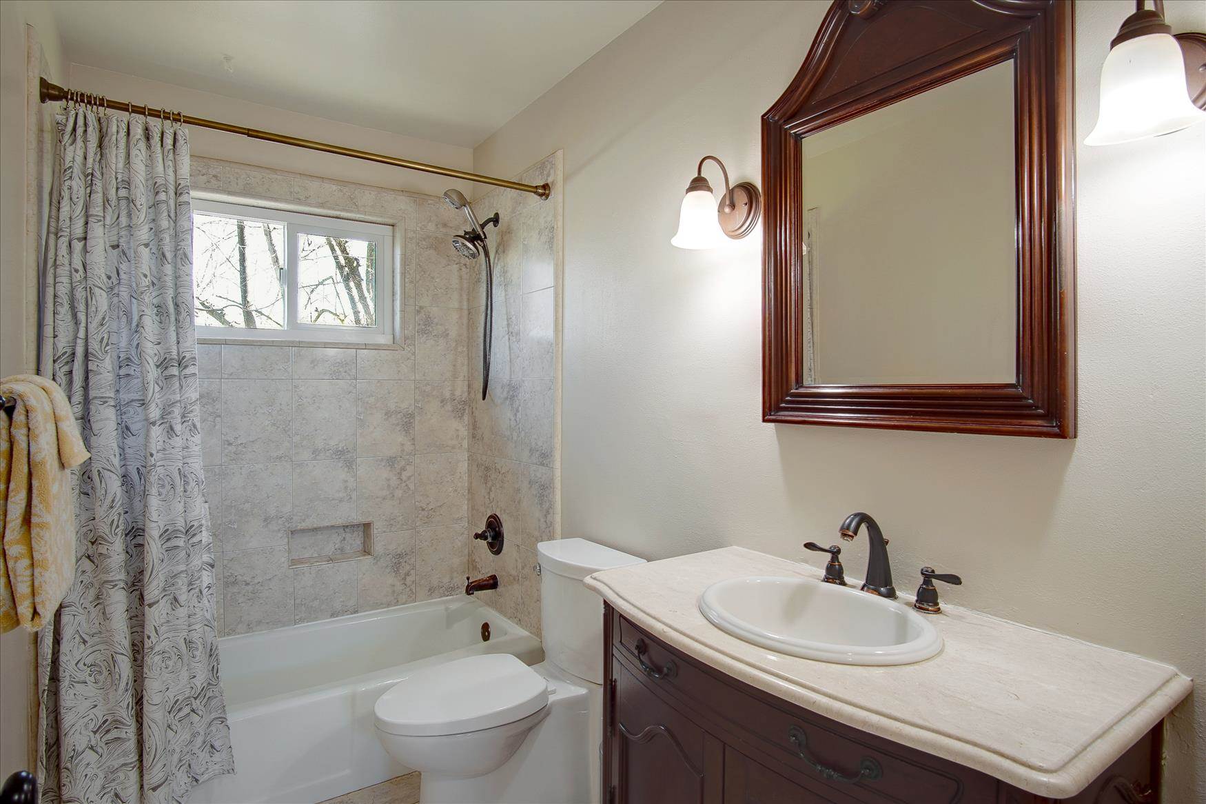 221 McMahon RD, Hollister, CA 95023