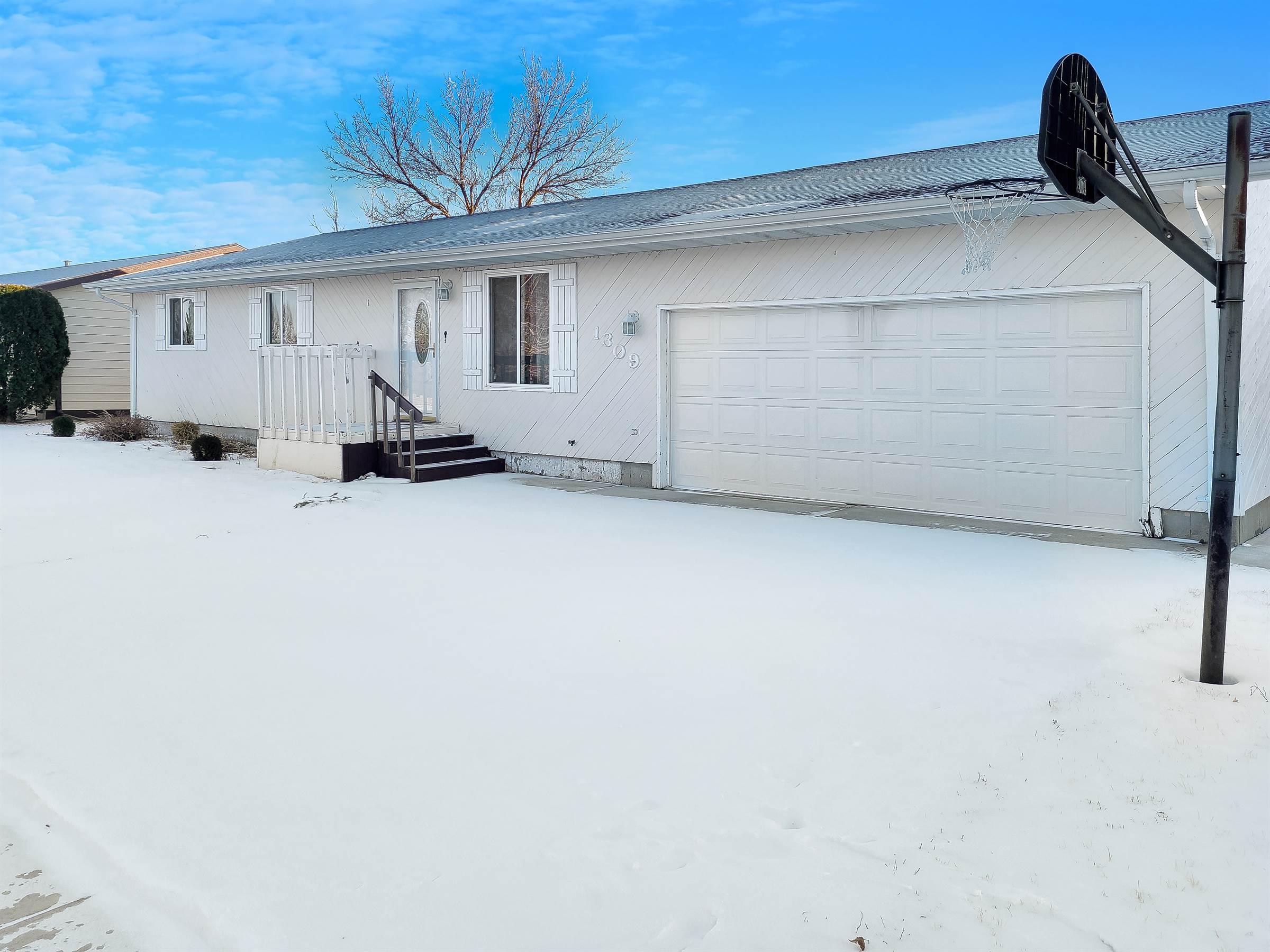 1309 24th St W, Williston, ND 58801