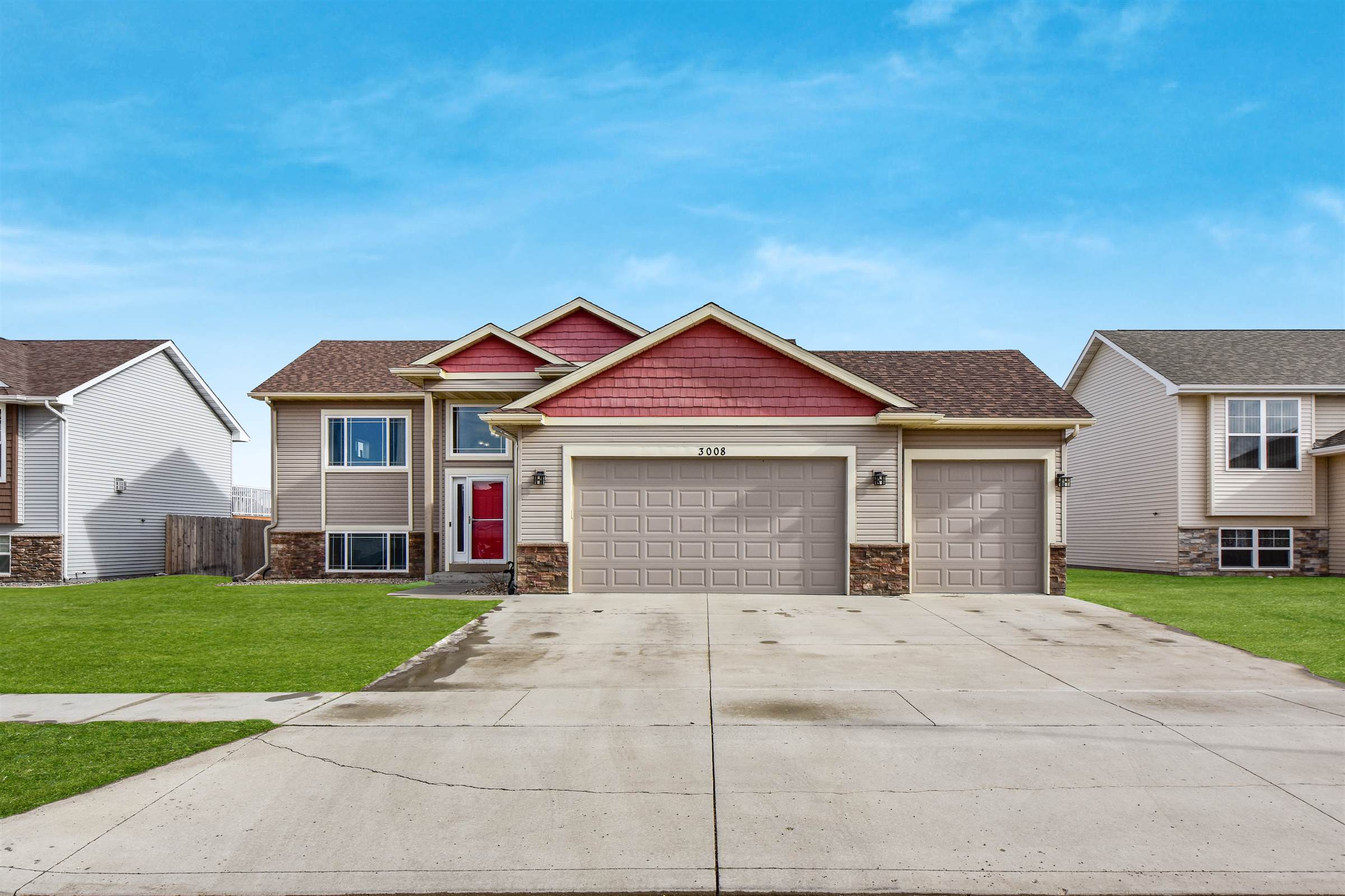 3008 10th St NW, Minot, ND 58703