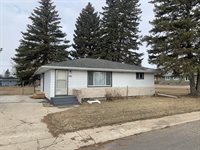 300 Peterson St, Lignite, ND 58752